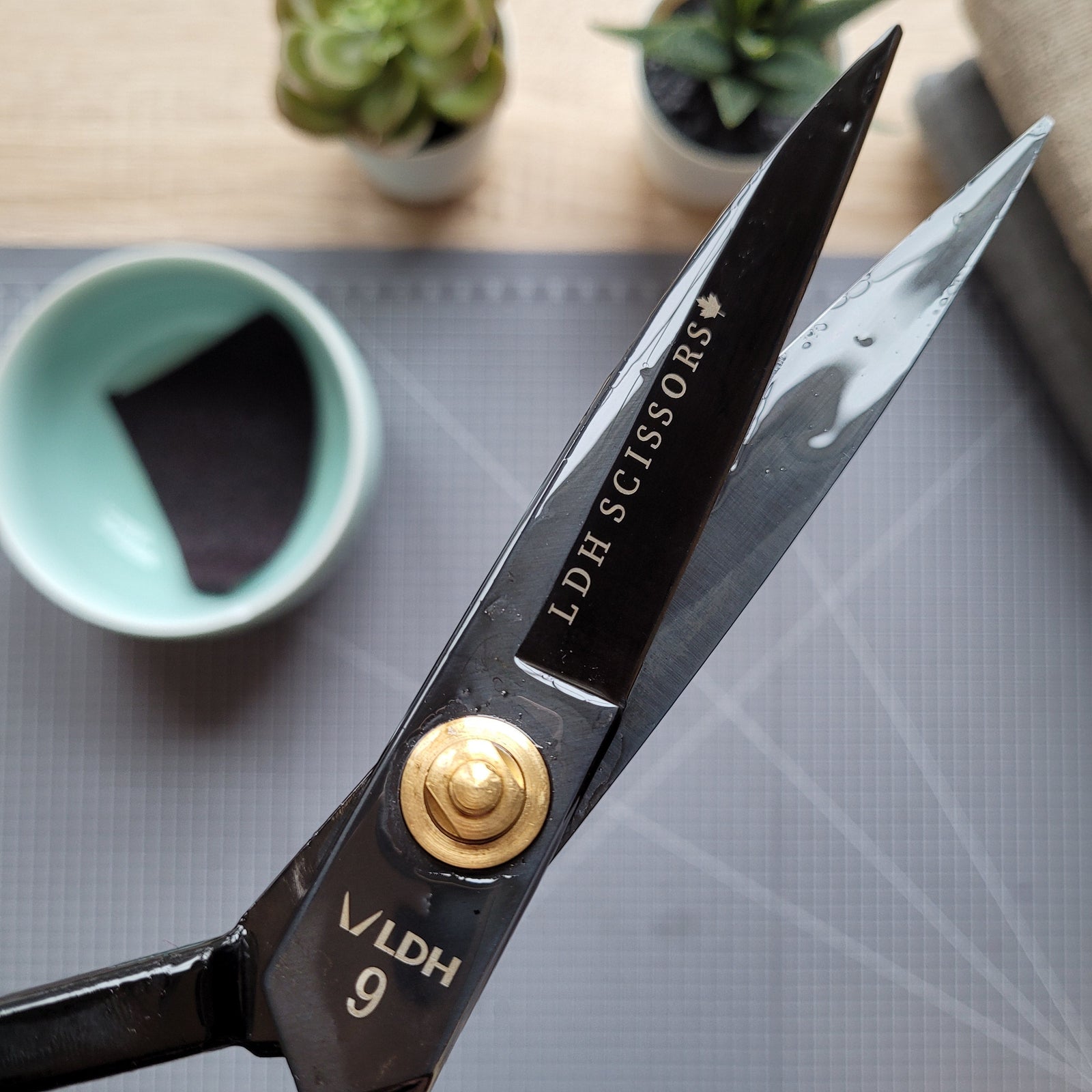 How to oil your scissors